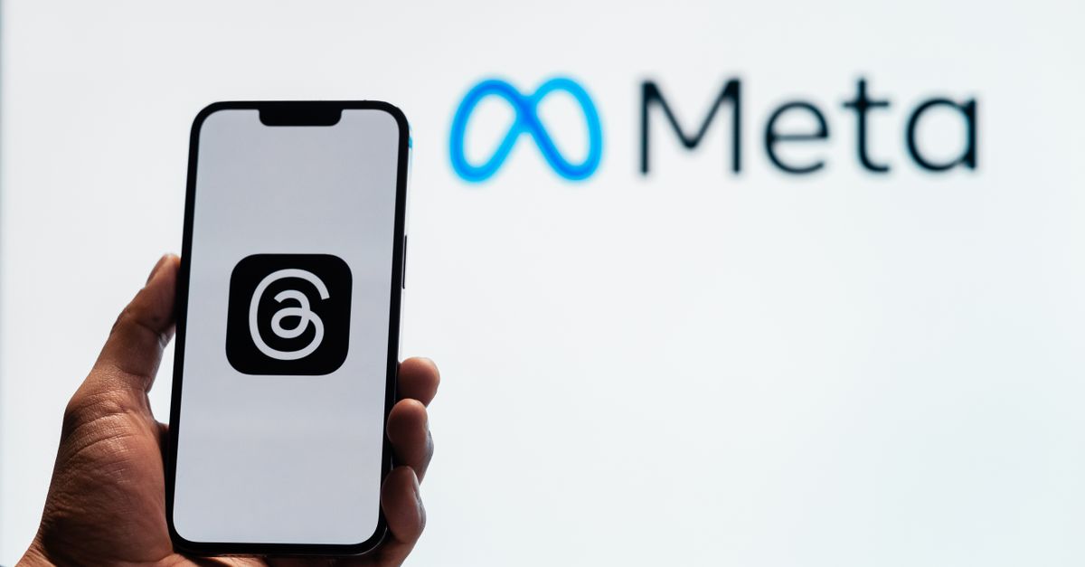 Persona sosteniendo un teléfono inteligente con la pantalla encendida
