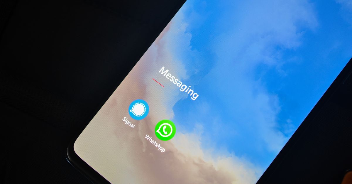 Primer plano de una pantalla de teléfono con gráficos financieros y una mano sobre ella
